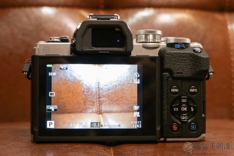 Olympus E-M10 Mark IV 帶著下翻自拍螢幕來了 - 電腦王阿達 Olympus E-M10 Mark IV 帶著下翻自拍螢幕來了 - 電腦王阿達