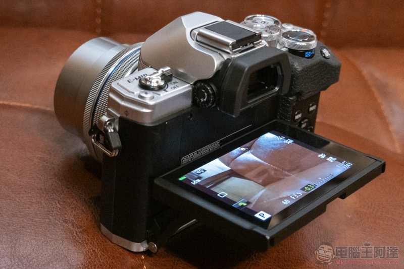Olympus E-M10 Mark IV 帶著下翻自拍螢幕來了 - 電腦王阿達 Olympus E-M10 Mark IV 帶著下翻自拍螢幕來了 - 電腦王阿達