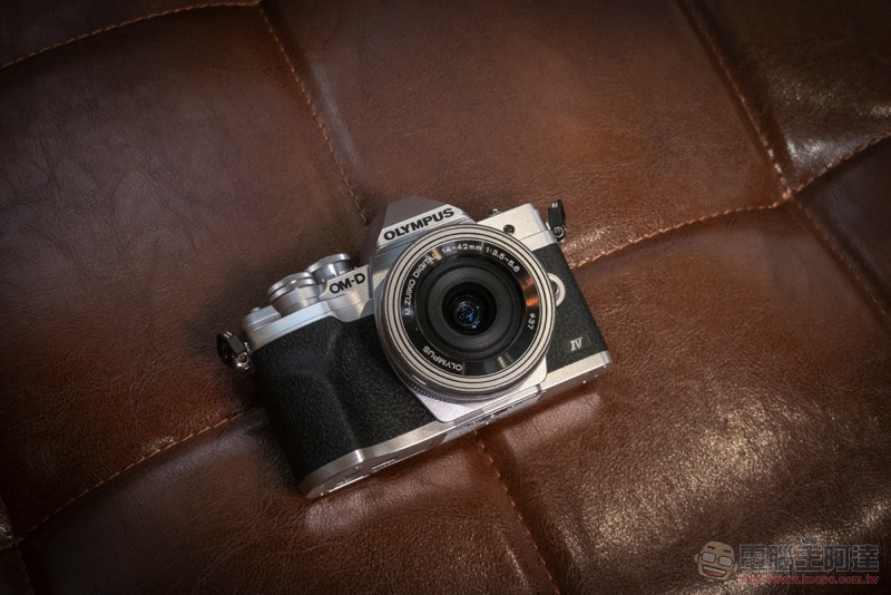 Olympus E-M10 Mark IV 帶著下翻自拍螢幕來了 - 電腦王阿達 Olympus E-M10 Mark IV 帶著下翻自拍螢幕來了 - 電腦王阿達