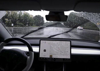 德國法院裁定 Tesla 車主行駛中透過螢幕調整雨刷為違規