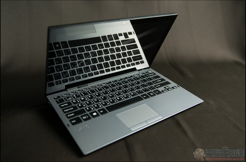 VAIO A12 二合一超輕薄變形筆電 開箱 - 01 VAIO A12 二合一超輕薄變形筆電 開箱 - 01