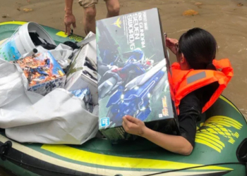 中國女孩跳水涉險，竟是為男友搶救大量鋼普拉收藏