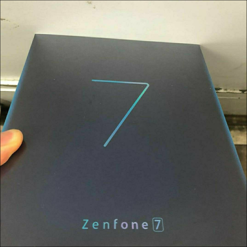 華碩 ASUS ZenFone 7 實機開箱照流出:搭載「三眼怪」翻轉鏡頭相機、取消機背實體指紋辨識 - 電腦王阿達 華碩 ASUS ZenFone 7 實機開箱照流出:搭載「三眼怪」翻轉鏡頭相機、取消機背實體指紋辨識 - 電腦王阿達