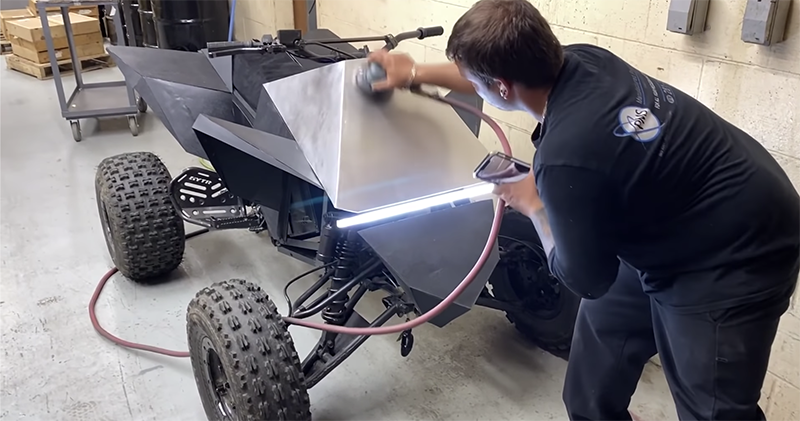 等不及 Tesla Cyberquad ATV 全地形車，狂人直接 DIY 一台來騎（影片） - 電腦王阿達