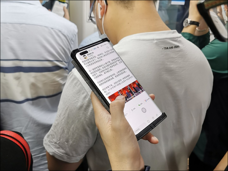 HUAWEI Mate 40 Pro 實機於地鐵車廂被捕獲 - 電腦王阿達 HUAWEI Mate 40 Pro 實機於地鐵車廂被捕獲 - 電腦王阿達