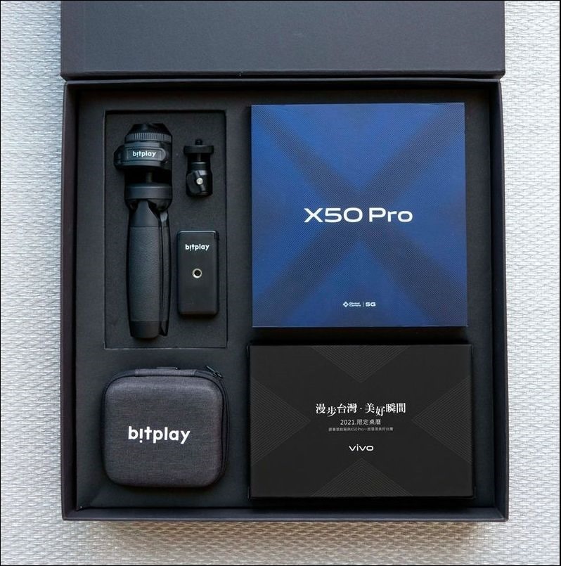vivo X50 Pro專業攝影組內含bitplay多角度雙用腳架、bitplay AllClip Mini組合標準超廣角 微距鏡頭和2021限定桌曆。 vivo X50 Pro專業攝影組內含bitplay多角度雙用腳架、bitplay AllClip Mini組合標準超廣角 微距鏡頭和2021限定桌曆。