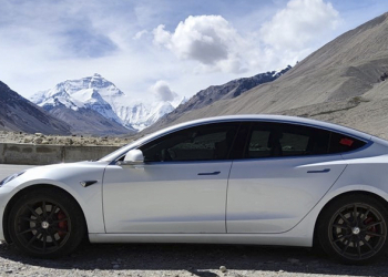 Tesla Model 3 全程 5,500 公里的川藏之旅，電動車爬上喜馬拉雅山的壯遊
