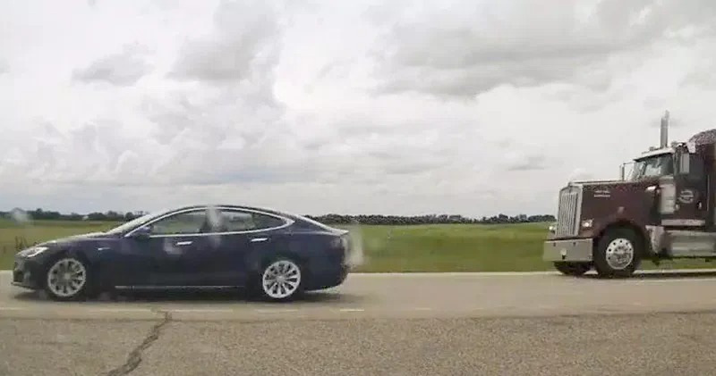 國外 Tesla 駕駛啟動 Autopilot 放倒爽睡，警車追逐還自動加速到 150km/h... - 電腦王阿達