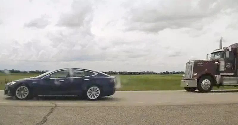 國外 Tesla 駕駛啟動 Autopilot 放倒爽睡,警車追逐還自動加速到 150km/h... - 電腦王阿達 國外 Tesla 駕駛啟動 Autopilot 放倒爽睡,警車追逐還自動加速到 150km/h... - 電腦王阿達