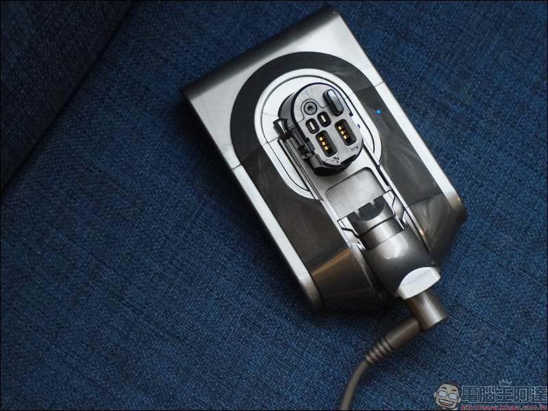 Dyson Digital Slim™ 輕量無線吸塵器開箱動手玩:重量減輕、吸力依舊強大!新增 LED 隙縫清潔吸頭、低處清潔轉接頭,日常清潔更輕鬆! - 電腦王阿達 Dyson Digital Slim™ 輕量無線吸塵器開箱動手玩:重量減輕、吸力依舊強大!新增 LED 隙縫清潔吸頭、低處清潔轉接頭,日常清潔更輕鬆! - 電腦王阿達