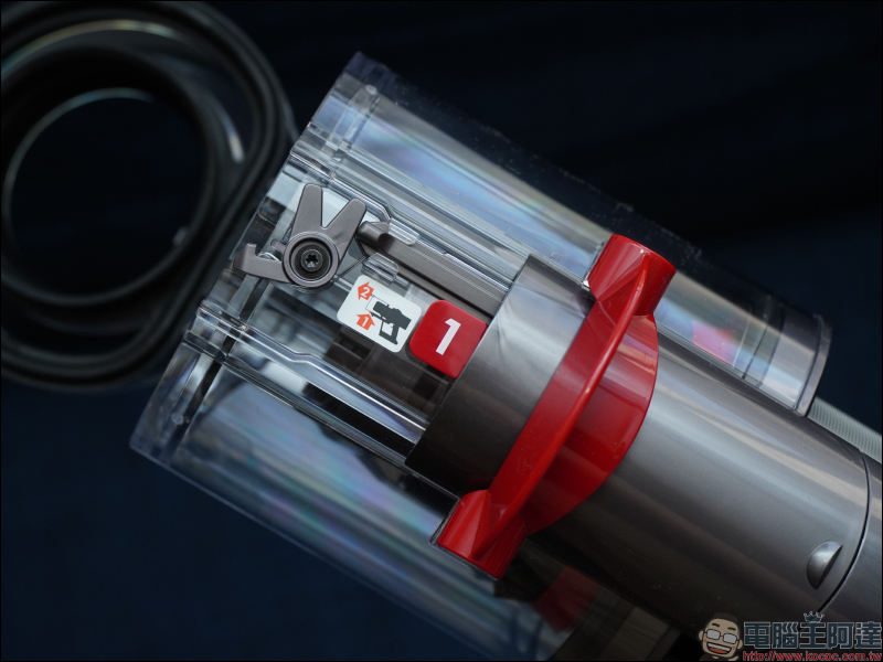 Dyson Digital Slim™ 輕量無線吸塵器開箱動手玩:重量減輕、吸力依舊強大!新增 LED 隙縫清潔吸頭、低處清潔轉接頭,日常清潔更輕鬆! - 電腦王阿達 Dyson Digital Slim™ 輕量無線吸塵器開箱動手玩:重量減輕、吸力依舊強大!新增 LED 隙縫清潔吸頭、低處清潔轉接頭,日常清潔更輕鬆! - 電腦王阿達