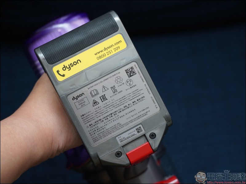 Dyson Digital Slim™ 輕量無線吸塵器開箱動手玩:重量減輕、吸力依舊強大!新增 LED 隙縫清潔吸頭、低處清潔轉接頭,日常清潔更輕鬆! - 電腦王阿達 Dyson Digital Slim™ 輕量無線吸塵器開箱動手玩:重量減輕、吸力依舊強大!新增 LED 隙縫清潔吸頭、低處清潔轉接頭,日常清潔更輕鬆! - 電腦王阿達