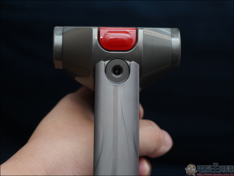 Dyson Digital Slim™ 輕量無線吸塵器開箱動手玩:重量減輕、吸力依舊強大!新增 LED 隙縫清潔吸頭、低處清潔轉接頭,日常清潔更輕鬆! - 電腦王阿達 Dyson Digital Slim™ 輕量無線吸塵器開箱動手玩:重量減輕、吸力依舊強大!新增 LED 隙縫清潔吸頭、低處清潔轉接頭,日常清潔更輕鬆! - 電腦王阿達
