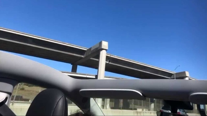 tesla-model-y-loses-glass-roof-when-getting-back-from-delivery tesla-model-y-loses-glass-roof-when-getting-back-from-delivery