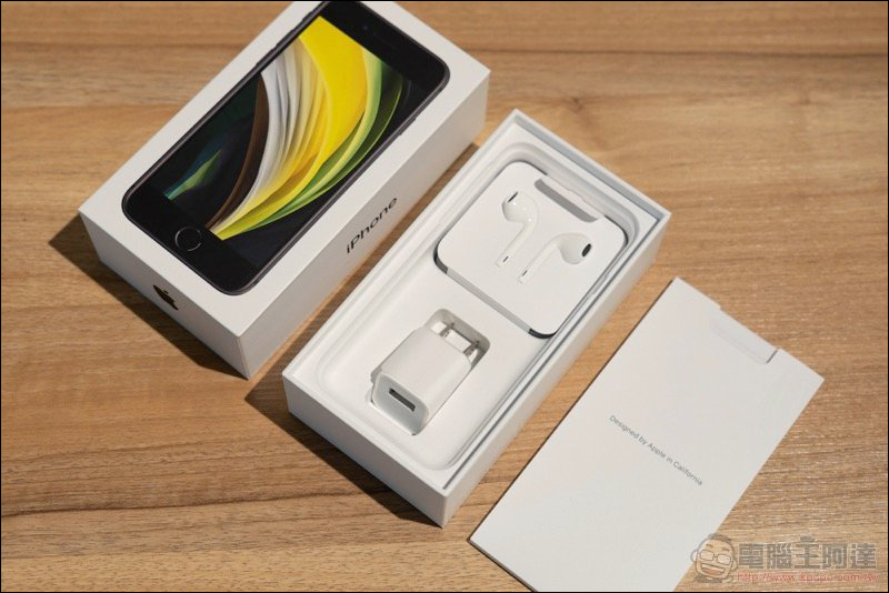 除了 iPhone 12 系列,連同 iPhone SE(第 2 代)、 iPhone 11 與 iPhone XR 皆更換新包裝,不再附贈 USB 充電器與 EarPods 耳機 - 電腦王阿達 除了 iPhone 12 系列,連同 iPhone SE(第 2 代)、 iPhone 11 與 iPhone XR 皆更換新包裝,不再附贈 USB 充電器與 EarPods 耳機 - 電腦王阿達
