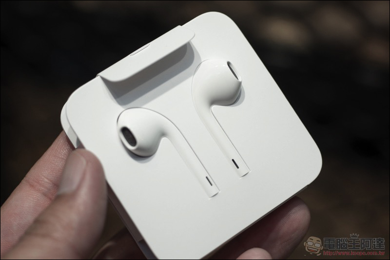 除了 iPhone 12 系列，連同 iPhone SE（第 2 代）、 iPhone 11 與 iPhone XR 皆更換新包裝，不再附贈 USB 充電器與 EarPods 耳機 - 電腦王阿達