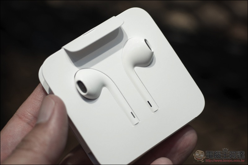 除了 iPhone 12 系列,連同 iPhone SE(第 2 代)、 iPhone 11 與 iPhone XR 皆更換新包裝,不再附贈 USB 充電器與 EarPods 耳機 - 電腦王阿達 除了 iPhone 12 系列,連同 iPhone SE(第 2 代)、 iPhone 11 與 iPhone XR 皆更換新包裝,不再附贈 USB 充電器與 EarPods 耳機 - 電腦王阿達