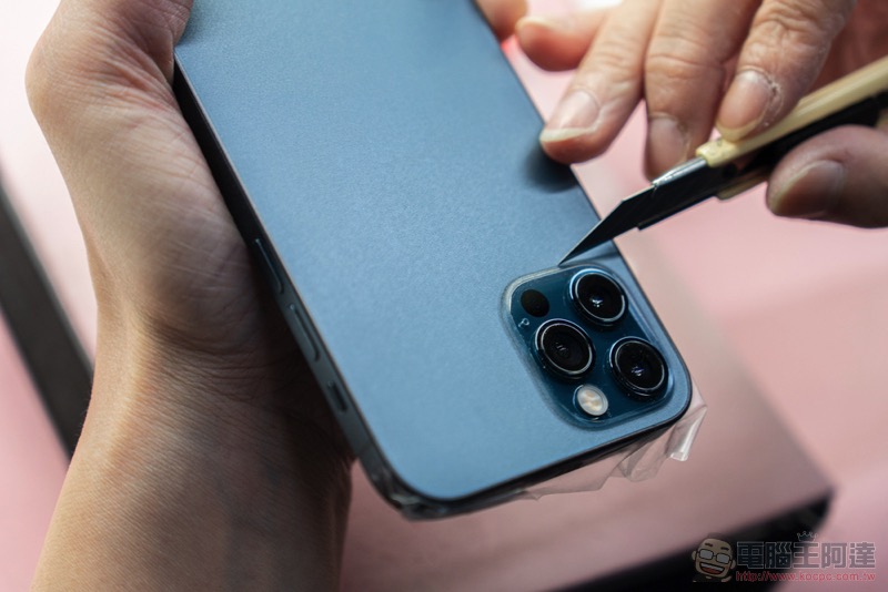 iPhone 12 / 12 Pro 的 2.5D 滑順手感自己來,imos Care 全機防護專案一次把鏡頭、螢幕、手機都保護起來! - 電腦王阿達 iPhone 12 / 12 Pro 的 2.5D 滑順手感自己來,imos Care 全機防護專案一次把鏡頭、螢幕、手機都保護起來! - 電腦王阿達