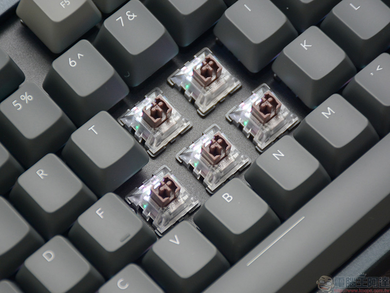 Keychron K8 87 鍵無線機械鍵盤(熱插拔光軸-茶)開箱,雙模四系統三個裝置間一鍵輕鬆轉換 - 電腦王阿達 Keychron K8 87 鍵無線機械鍵盤(熱插拔光軸-茶)開箱,雙模四系統三個裝置間一鍵輕鬆轉換 - 電腦王阿達