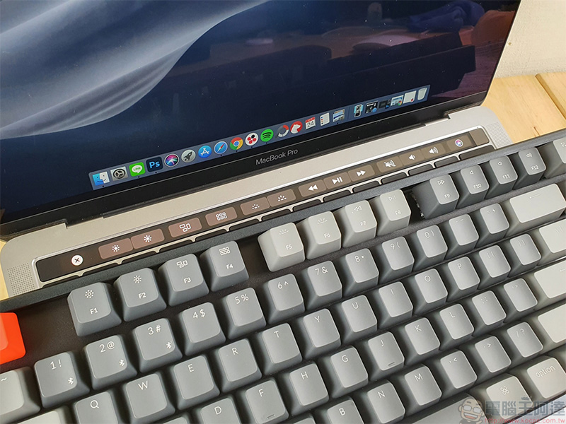 Keychron K8 87 鍵無線機械鍵盤(熱插拔光軸-茶)開箱,雙模四系統三個裝置間一鍵輕鬆轉換 - 電腦王阿達 Keychron K8 87 鍵無線機械鍵盤(熱插拔光軸-茶)開箱,雙模四系統三個裝置間一鍵輕鬆轉換 - 電腦王阿達