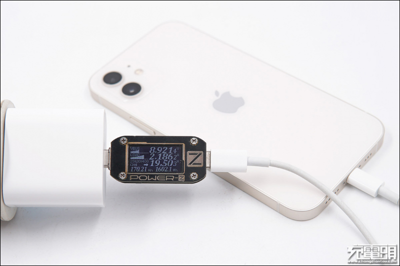 外媒以 iPhone 12 搭配 Apple 多款原廠充電器進行充電實測，最大支持 22W 有線快充 - 電腦王阿達