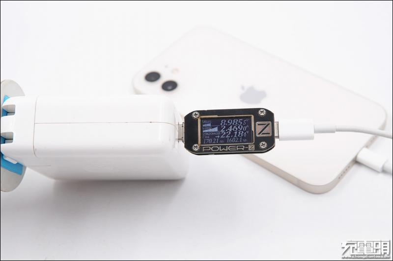 外媒以 iPhone 12 搭配 Apple 多款原廠充電器進行充電實測，最大支持 22W 有線快充 - 電腦王阿達