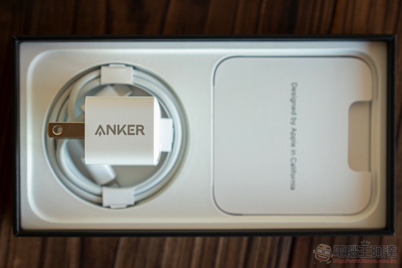 升級 iPhone 12 快充超輕鬆，ANKER 20W「超級豆腐頭」充電器開箱體驗 - 電腦王阿達