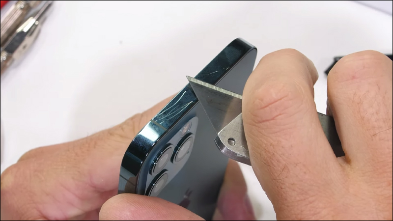 iPhone 12 Pro 耐用暴力測試,究竟四倍耐摔的「超瓷晶盾面板」與玻璃機背耐刮表現如何? - 電腦王阿達 iPhone 12 Pro 耐用暴力測試,究竟四倍耐摔的「超瓷晶盾面板」與玻璃機背耐刮表現如何? - 電腦王阿達