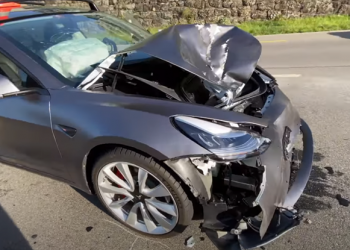 Tesla Model 3 被卡車輪胎迎面撞上，車頭都凹進去，但人毫髮無傷的走出來 - 電腦王阿達