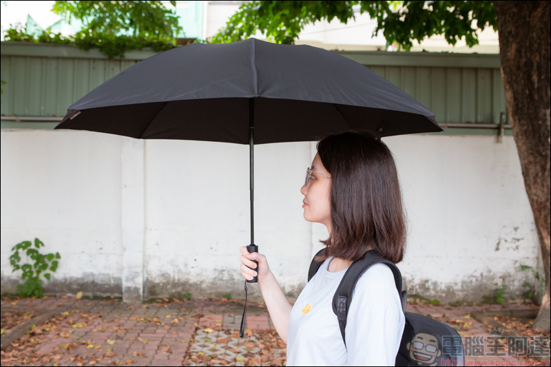 小米有品90分全自動反向折疊照明傘，不只是雨傘，還能幫你照明 - 電腦王阿達