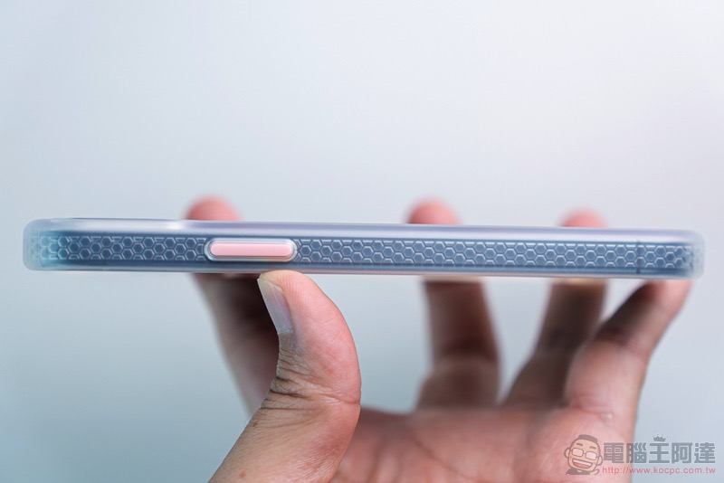 hoda iPhone 12 Pro 晶石防摔保護殼開箱體驗:晶透美型與柔嫩質感的極致之選 - 電腦王阿達 hoda iPhone 12 Pro 晶石防摔保護殼開箱體驗:晶透美型與柔嫩質感的極致之選 - 電腦王阿達