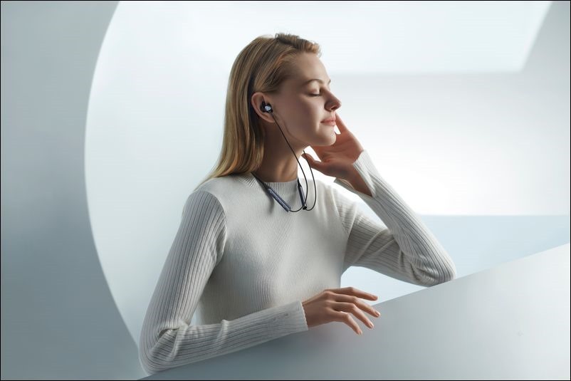 vivo無線藍牙耳機-HP2055，頸帶弧度採人體工學設計配戴舒適。