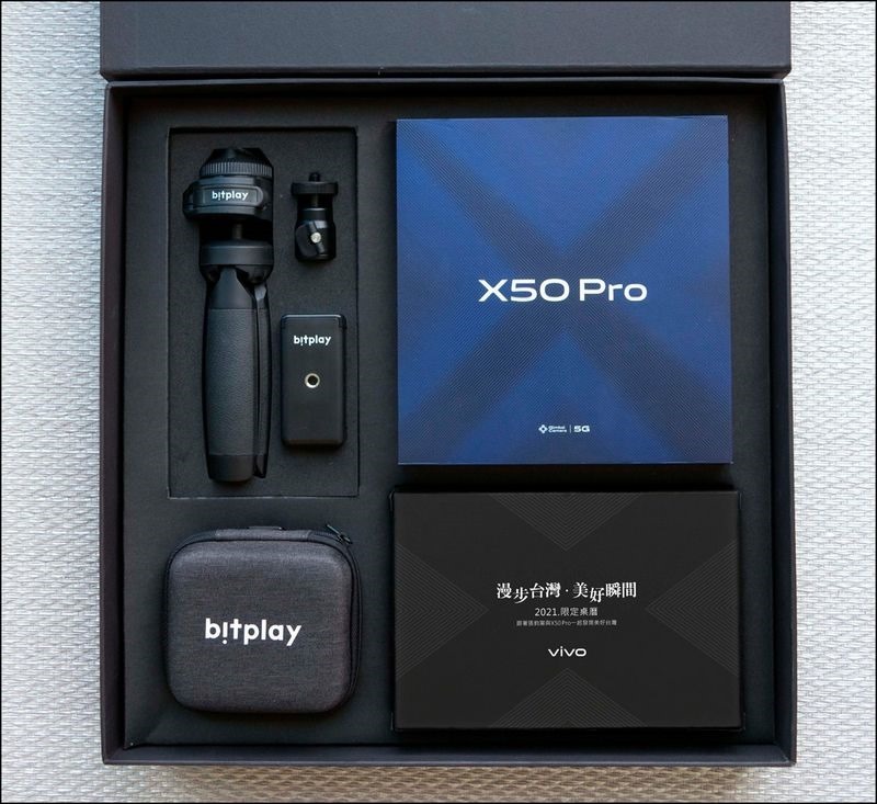 vivo X50 Pro專業攝影組內含bitplay多角度雙用腳架、bitplay  AllClip Mini組合標準超廣角 微距鏡頭和2021限定桌曆。
