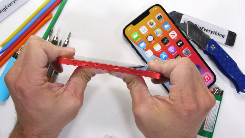 iPhone 12 Pro Max 和 iPhone 12 mini 暴力虐機測試比較 - 電腦王阿達 iPhone 12 Pro Max 和 iPhone 12 mini 暴力虐機測試比較 - 電腦王阿達