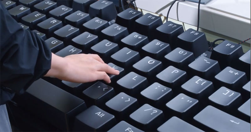 中國廠推出正常尺寸 16 倍大的巨大機械式鍵盤，筆戰起來嘲諷值超高 - 電腦王阿達