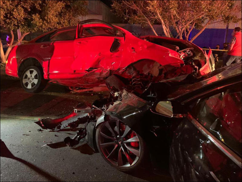 國外發生特斯拉 Model 3 慘遭酒駕車輛迎面撞上事故，所幸成功保住駕駛性命 - 電腦王阿達