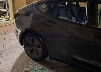 國外訂購 2021 Tesla Model 3 車主才剛交車幾分鐘，後座的玻璃就自動破碎（還以為是槍擊 - 電腦王阿達
