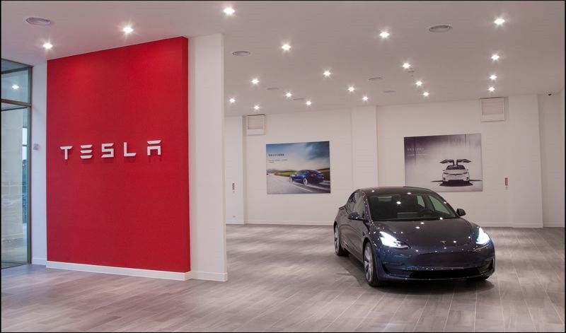 車輛銷售展示空間內的專業產品顧問團隊將提供消費者電動車教育與專屬試駕服務。 車輛銷售展示空間內的專業產品顧問團隊將提供消費者電動車教育與專屬試駕服務。