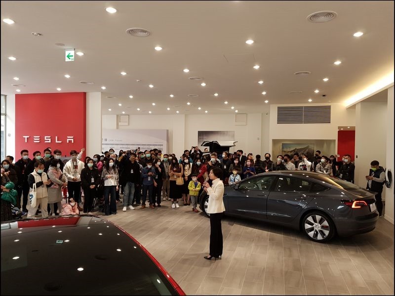 Tesla 2020 年底達成台灣總交付 10,000 輛里程碑，宣布第一季將引入白色內裝版本的 Model 3 Long Range 現貨車，消費者可至全台 Tesla 體驗中心洽詢。