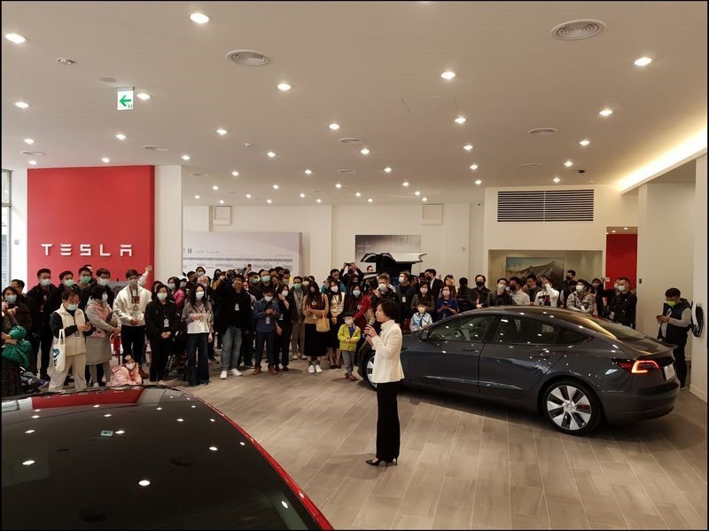 Tesla 2020 年底達成台灣總交付 10,000 輛里程碑,宣布第一季將引入白色內裝版本的 Model 3 Long Range 現貨車,消費者可至全台 Tesla 體驗中心洽詢。 Tesla 2020 年底達成台灣總交付 10,000 輛里程碑,宣布第一季將引入白色內裝版本的 Model 3 Long Range 現貨車,消費者可至全台 Tesla 體驗中心洽詢。
