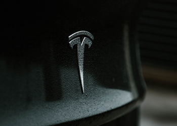 Tesla 暴衝事故調查結果出爐！NHTSA：不存在任何缺陷，都是車主踩錯踏板 - 電腦王阿達