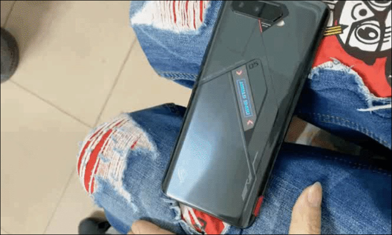 ROG Phone 5 真機動圖曝光！機身背面加入 ROG Vision 功能副螢幕，可顯示遊戲、充電、來電通知等訊息 - 電腦王阿達