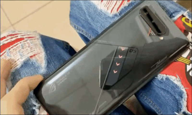 ROG Phone 5 真機動圖曝光!機身背面加入 ROG Vision 功能副螢幕,可顯示遊戲、充電、來電通知等訊息 - 電腦王阿達 ROG Phone 5 真機動圖曝光!機身背面加入 ROG Vision 功能副螢幕,可顯示遊戲、充電、來電通知等訊息 - 電腦王阿達