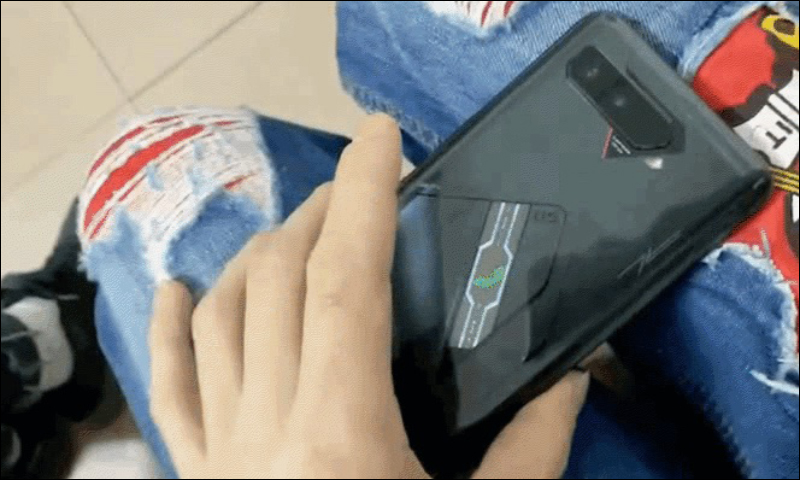 ROG Phone 5 真機動圖曝光!機身背面加入 ROG Vision 功能副螢幕,可顯示遊戲、充電、來電通知等訊息 - 電腦王阿達 ROG Phone 5 真機動圖曝光!機身背面加入 ROG Vision 功能副螢幕,可顯示遊戲、充電、來電通知等訊息 - 電腦王阿達