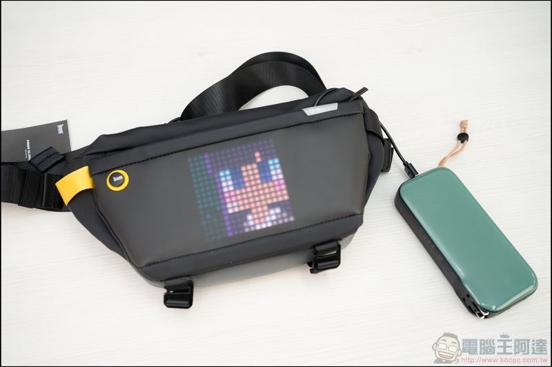 DIVOOM Pixoo LED發光像素單肩包 開箱 - 08