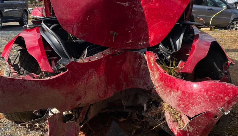 Tesla Model 3 以時速近 90 公里「直直撞」樹，照片超淒慘但駕駛居然僅瘀傷（！） - 電腦王阿達