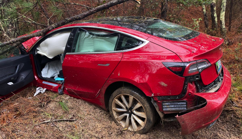 Tesla Model 3 以時速近 90 公里「直直撞」樹,照片超淒慘但駕駛居然僅瘀傷(!) - 電腦王阿達 Tesla Model 3 以時速近 90 公里「直直撞」樹,照片超淒慘但駕駛居然僅瘀傷(!) - 電腦王阿達