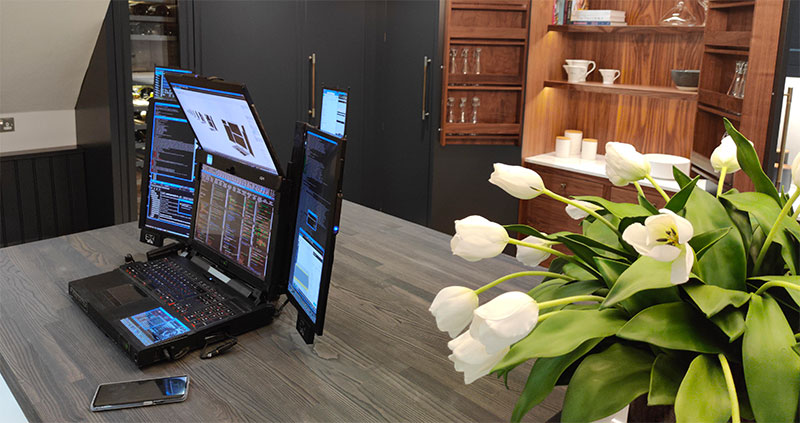 國外廠商開發配備 7 個螢幕的筆電，如果不太重的話就是多工逸品了 - 電腦王阿達