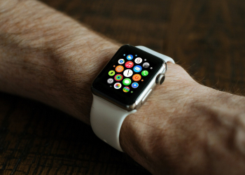 部分Apple Watch S5、SE發生充電故障　蘋果官方宣布免費維修