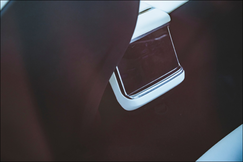 特斯拉配備全新 Yoke 平把方向盤的 TESLA Model S 實車首度曝光！小細節和官方仍與圖片有些不同 - 電腦王阿達